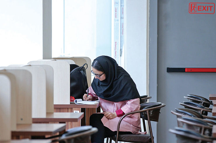 نه تنها دیگر نشانی از صف طولانی ثبت نام کنکور و دانستن نتیجه قبولی و صف ثبت نام دانشگاه‌ها نیست، بلکه آمار ثبت نام کنندگان دانشگاه‌ها هم بسیار تغییر کرده است؛ از اینکه ۵۰ درصد قبول شدگان آزمون سراسری به کلی قید انتخاب رشته را می‌زنند و عطای دانشگاه را به لقای آن می‌بخشند.