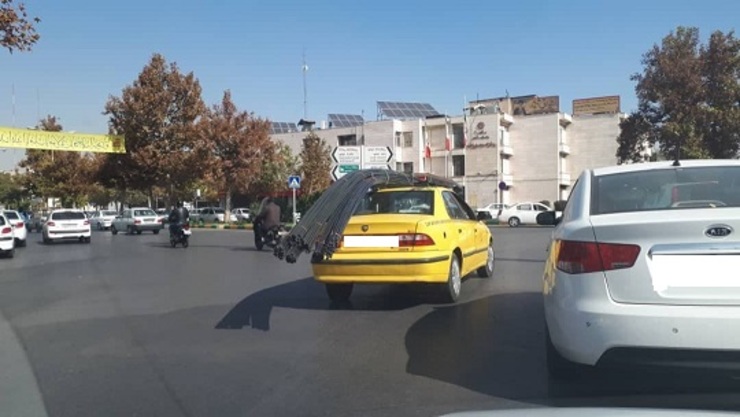 گلایه شهروند مشهدی از حمل غیر مجاز بار توسط تاکسی و احتمال تصادف و خطرآفرینی برای شهروندان!