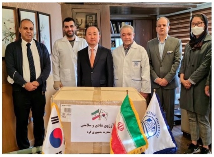 جهادگران کانون خدمت‌رسانی بسیج دانشجویی دانشگاه تهران، در واکنش به اقدام تامل‌انگیز سفارت کُره در اهدای ۲ هزار ماسک به یک بیمارستان تهرانی ۲ هزار ماسک به سفارت کره‌جنوبی هدیه کردند.