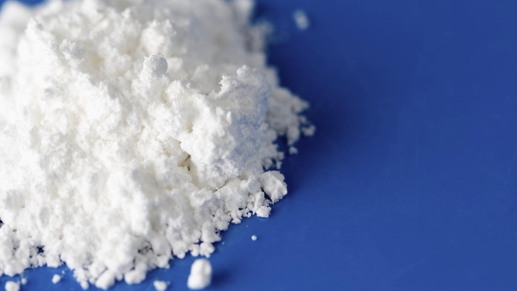 سدیم تترابورات ماده‌ای معدنی است که با نام بوراکس شناخته می‌شود. از این ماده در تولید شوینده‌ها، لوازم آرایشی، آفت‌کش‌ها و همچنین اسلایم استفاده می‌شود. در ادامه با کاربردها و نحوه تهیه آن آشنا می‌شوید.