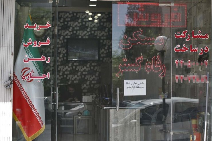 همانطور که قابل پیش بینی بود، تغییر مدیریت کشور در عالی ترین سطح، روند بازارها را تغییر داد. تا پیش از انتخابات ریاست جمهوری شاهد رکود تورمی در تمامی بازارها بودیم و اما این روند در سال جاری تغییر کرده است. از ابتدای سال تاکنون ترمز رشد افسارگسیخته قیمت ها در بازار مسکن کشیده شده است. اما این روند تا کجا ادامه دارد؟ آیا ثبات قیمت‌ها به رونق ساخت و ساز هم منجر خواهد شد؟