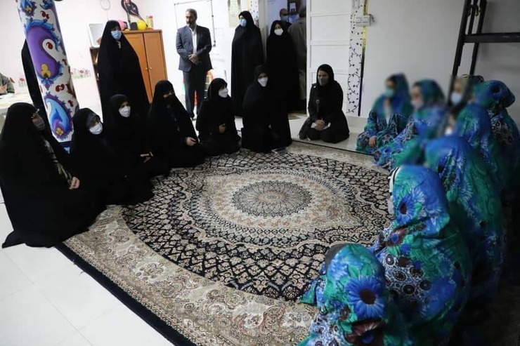 معاون امور زنان و خانواده رییس جمهوری پنجشنبه شب از اندرزگاه زنان زندان وکیل آباد دیدن و با برخی از زندانیان زن گفتگو کرد.