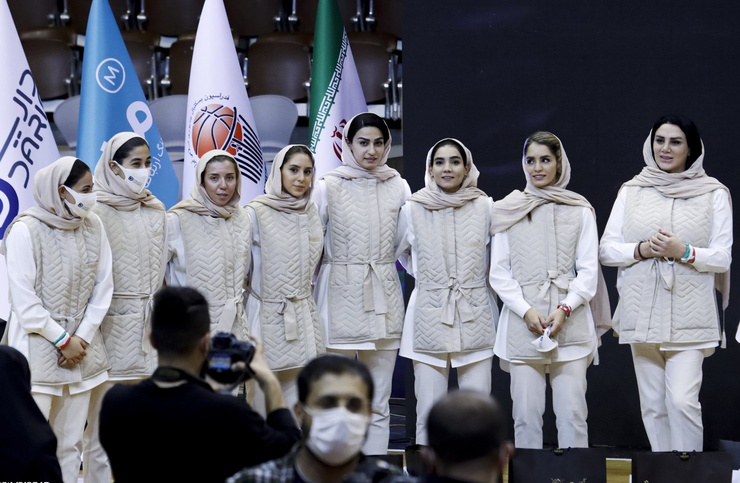 آیا فدراسیون بسکتبال قبل از مراسم رونمایی، تائیدیه لباس‌های تیم ملی زنان را از کارگروه وزارت ورزش نگرفته بود؟ چرا پس از رونمایی و در زمان اعزام تیم، باید لباس‌های زنان تغییر کند؟!