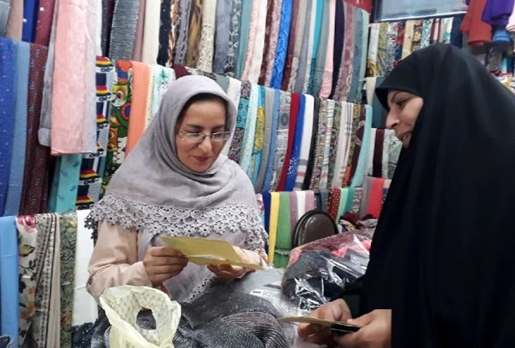 فروشنده به حقوق این کار نیازمند است و ناچار است در کنار همه اجحاف‌هایی که در حقش می‌شود، به چنین رفتار‌هایی نیز تن بدهد. در این گزارش به سراغ دخترانی رفته ایم که به فروشندگی مشغول اند؛ دخترانی که ناچارند حتی با داشتن مدرک دانشگاهی، کاری را قبول کنند که نه حقوق چندانی دارد و نه مرخصی زیادی و نه شأن انسانی آن‌ها در آن حفظ می‌شود.