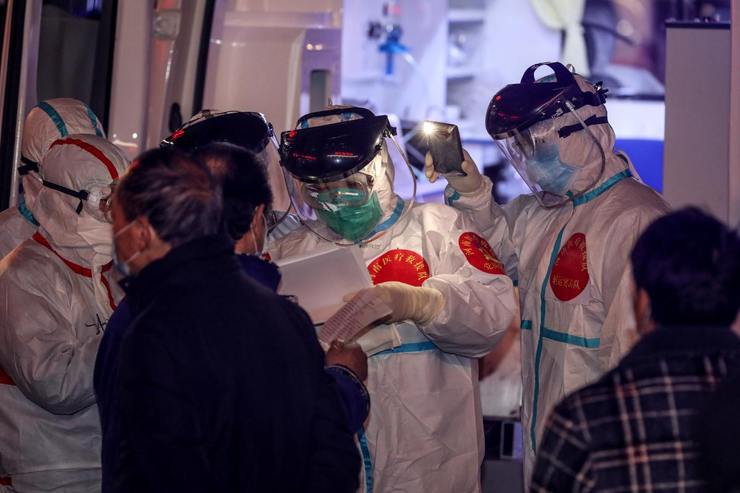 در حال حاضر (۱۴۰۰/۰۸/۱۵) آمریکا با بیش از ۴۷ میلیون مبتلا و بیش از ۷۷۴ هزار قربانی همچنان در صدر فهرست کشور‌های درگیر با بیماری کووید-۱۹ قرار دارد.
