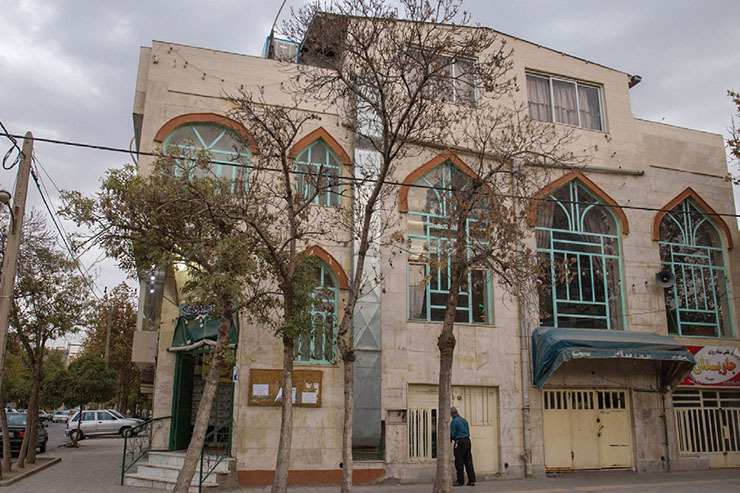 حدود ۳۰ سال پیش، زمانی که هنوز کوچه پس کوچه‌های خیابان گاز بی نام ونشان بودند و خاکی، شیخ حسن نامی تصمیم گرفت خانه اش را به مسجد تبدیل کند؛ خانه‌ای شیروانی که تنها اتاق بزرگ آن هم میهمان پذیر بود، هم مکتب خانه کودکان و هم محلی برای برپایی نماز و مراسم عزاداری ائمه (ع).