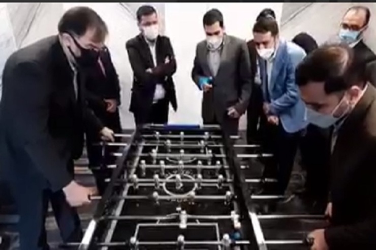 وزیر ارتباطات در حاشیه بازدید از اپراتور همراه اول، با مدیر عامل این مجموعه فوتبال دستی بازی کرد و بعد از اتمام بازی که گویا با برد خودش همراه بود به شوخی گفت: استقلال برد.