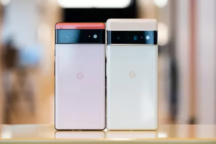 قرار بود سرعت شارژ گوشی پیکسل ۶ حدود ۳۰ واتی باشد. ولی آزمایش‌ها نشان می‌دهد Pixel 6 فقط تا شارژ ۵۰ درصد می‌تواند با این توان شارژ شود.