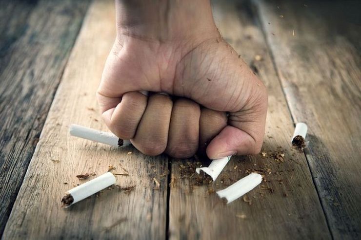 اعتیاد به سیگار یکی از شایع‌ترین اعتیاد‌های است که در جوامع مختلف شاهد آن هستیم و همین مسئله باعث شده تا بسیاری از افراد این اعتیاد را دیگر به عنوان یک مشکل در نظر نگرفته و آن را یک موضوع عادی در نظر بگیرند، اما مسئله بسیار مهم این است که اعتیاد به سیگار می‌تواند مشکلات بسیار زیادی را برای افراد به وجود بیاورد.