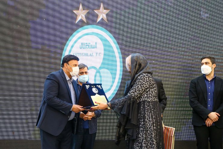 مصطفی آجورلو، مدیرعامل باشگاه استقلال در مراسم تجلیل از پیشکسوتان باشگاه استقلال مدعی شد که ۲۰۰ واحد مسکونی برای پیشکسوتان استقلال می‌سازد! آیا این ادعا باور کردنی است؟!