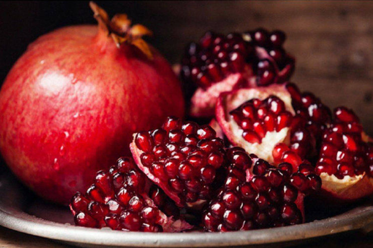 انار دارای خواص آنتی‌اکسیدانی، ضد ویروسی و ضدتوموری است و گفته می‌شود منبع خوبی از ویتامین‌ها به ویژه ویتامین A، ویتامین C و ویتامین E و همچنین اسیدفولیک است.