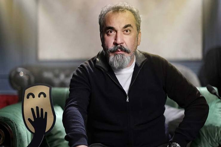 سیامک انصاری، بازیگر سریال‌های کمدی «پاورچین»، «قهوه تلخ»، ‏«در حاشیه»، ‏«دورهمی»، ‏«صفر بیست و یک» و ...، مجری یک برنامه رئالیتی‌شو جدید با نام «جوکر» شده است.
