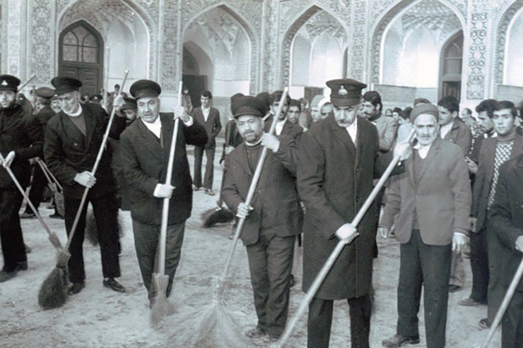 مراسم جاروکشی که اکنون به‌صورت نمادین در حریم امام هشتم، دل زائران را با خود همراه می‌کند، مراسمی کهن است و بیش از ۴۰۰ سال قدمت دارد و هرکس قدم به حریم یار گذاشته، آن را به تماشا نشسته است.