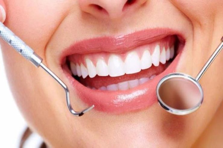 برای داشتن دندان‌های سالم باید حتما و به طور دائم از آن‌ها مراقبت کرد. در واقع افرادی که دارای دندان‌های سالم و زیبایی هستند نیز نباید از مراقبت کردن از دندان‌هایشان غافل شوند. در اینجا به چند نکته از مهم‌ترین نکاتی که باید به طور منظم برای داشتن دندان‌های سالم رعایت شوند، اشاره خواهیم کرد.