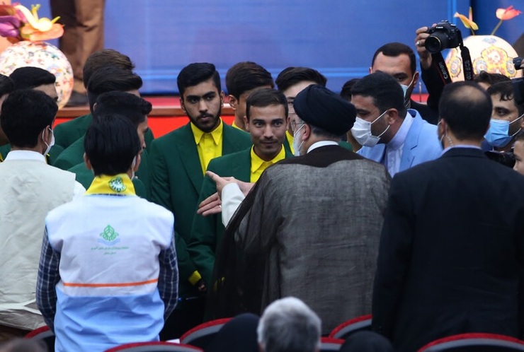 در حاشیه سفر رئیس جمهور به استان سمنان گروه سرود جوانان مهاجران افغانستانی مقیم سمنان در مقابل سید ابراهیم رئیسی سرودی با عنوان فردای روشن را اجرا کردند.