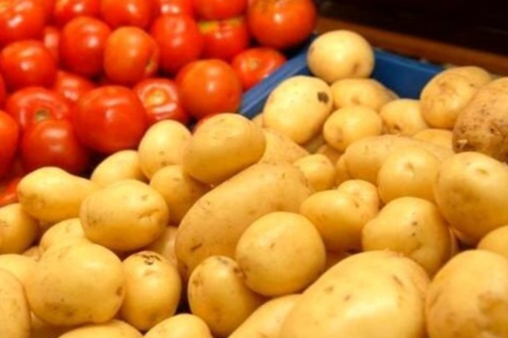 رئیس اتحادیه بارفروشان میدان مرکزی میوه و تره بار از افزایش قیمت سیب زمینی در بازار خبر داد و گفت: با توجه به بارندگی‌ها، کشاورزان ۱۵ تا ۲۰ روز وقت دارند که سیب زمینی را به انبار بدهند، از این رو برای جلوگیری از آسیب محصول اقدام به دپو آن در انبار کردند.