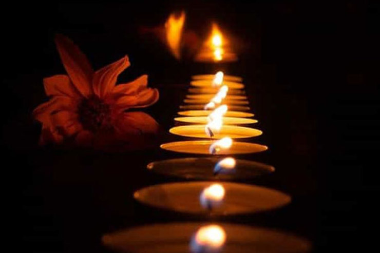 مرضیه طاهریان، کارگر جوان کارخانه نساجی کویر سمنان، در حادثه‌ای دلخراش، مقنعه‌اش به چرخ دستگاه ریسندگی گیر کرده و سرش به داخل دستگاه کشیده شد و جانش را از دست داد.