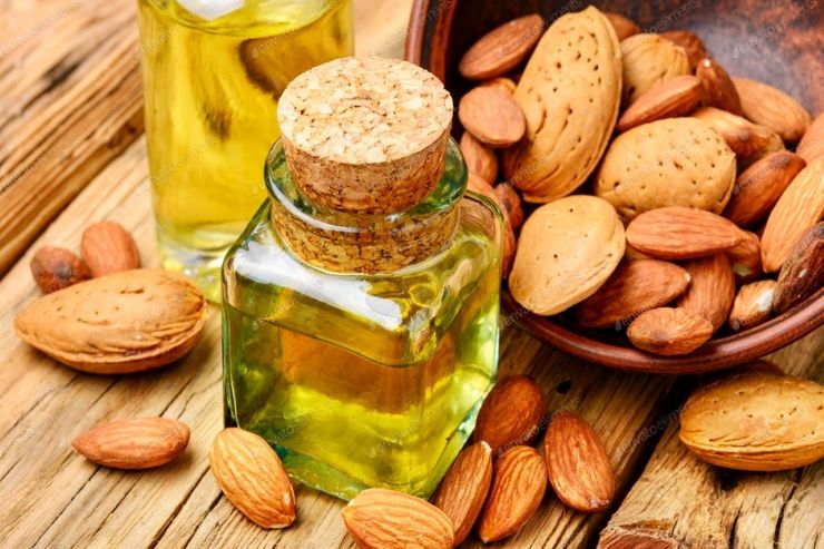 بادام سرشار از منابع تغذیه‌ای مفیدی است. غنی از ویتامین‌ها، مواد معدنی و چربی‌های سالم، روغن استخراج شده از بادام برای قرن هاست که برای سلامت پوست و مو مورد استفاده قرار گرفته است.