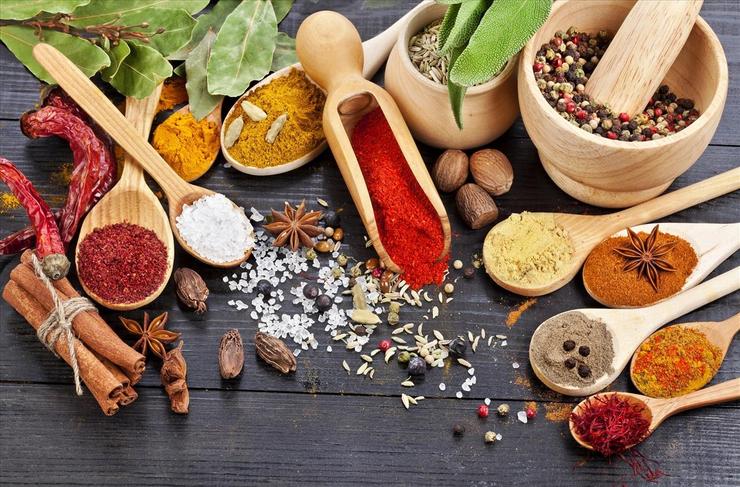 برخی از ادویه جات و گیاهان دارویی علاوه بر طعم دهی به غذا حاوی خواص درمانی برای بدن هستند؛ ۴ مورد از مهم‌ترین آن‌ها را در ادامه آورده ایم: