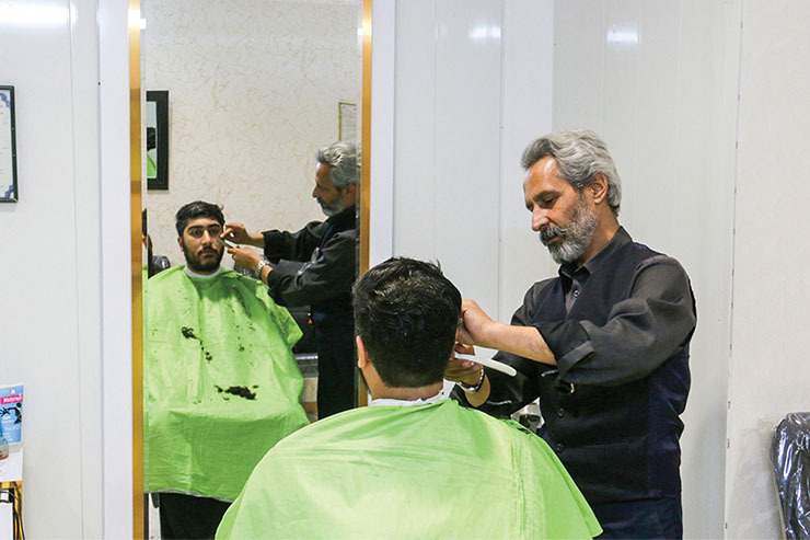 ۲ آرایشگر محله کلاهدوز مشهد می‌گویند صاحبان این حرفه در قدیم حجامت می‌کردند، دندان می‌کشیدند و یرقان درمان می‌کردند.