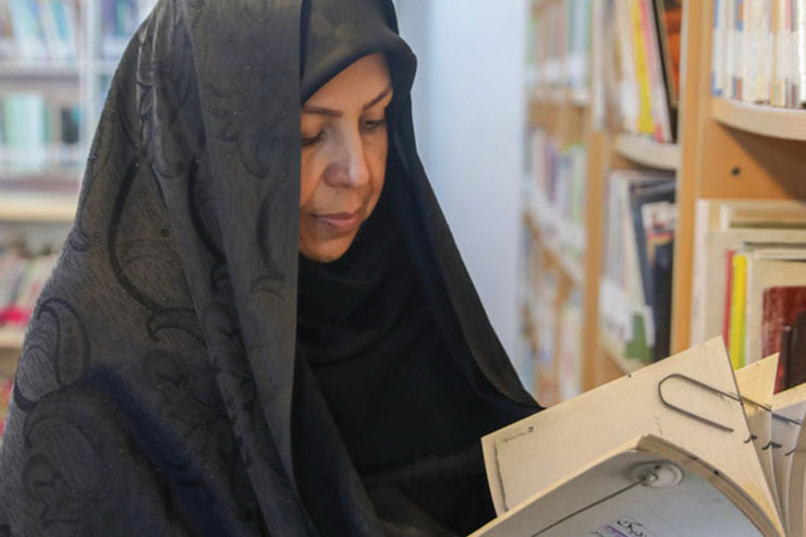 فاطمه بیات یک طبقه از خانه‌اش را به کتابخانه امیرحسین فردی در محله میثم شمالی اختصاص داده است.
