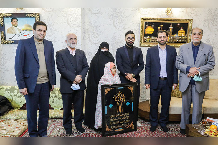 هم زمان با پنجمین سالگرد شهادت خبرنگار شهید محسن خزایی، شهردار مشهد و جمعی از مدیران استانی و شهری با حضور در منزل این شهید مدافع حرم و دیدار با همسر و فرزندان او، یاد و خاطره این شهید بزرگوار را گرامی داشتند.