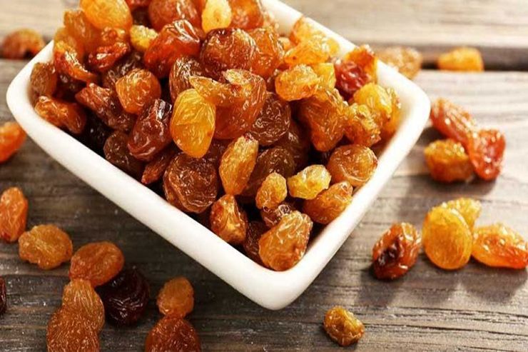 کشمش منبع سرشار از فیبر است و به جذب مایعات طبیعی موجود در بدن کمک می‌کند.