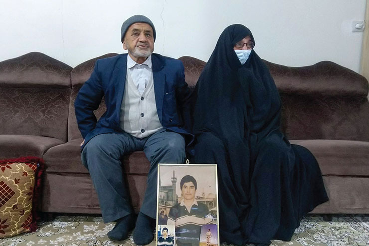 گفتگو با والدین شهید ناصری در محله شهید آوینی که پسرشان ۴۰ روز قبل از اعلام آتش‌بس جنگ ایران و عراق به شهادت می‌رسد.