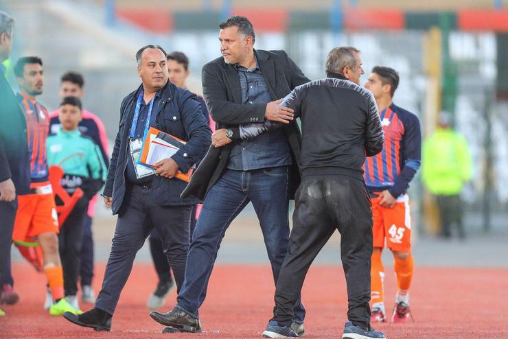 در اتفاقی عجیب هواداران استقلال به حمایت از سرمربی اسبق پرسپولیس پرداختند.