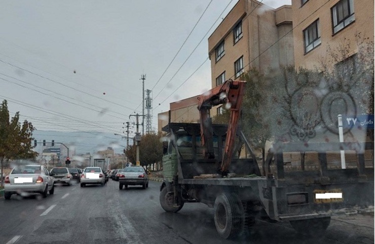 گلایه شهروند مشهدی از پارک جرثقیل در دلاوران ۳۷ و ایجاد ترافیک در این خیابان.