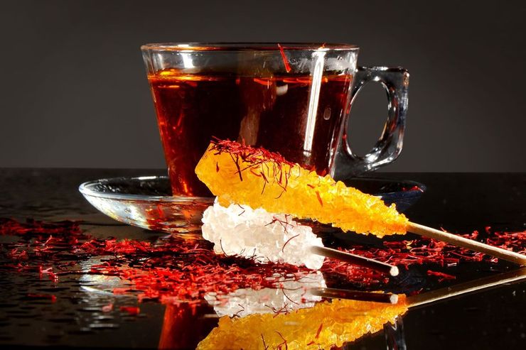 نبات از گذشته‌های دور، در انواع و اقسام بیماری‌ها نقش در دسترس‌ترین ماده دارویی را ایفا کرده و بدون مراجعه به پزشک با مصرف نبات بسیاری از مشکلات جسمی مردم حل و فصل شده است. خواص نبات برای سلامتی بی نظیر است، ولی نباید در مصرف آن زیاده‌روی کرد.