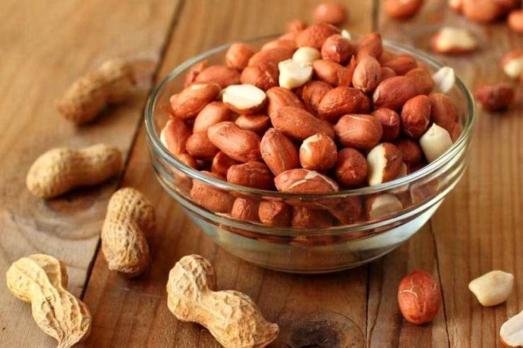 فولات موجود در بادام زمینی برای درمان کم خونی و رنگ پریدگی بسیار مناسب است و از طرفی فسفر مانع از ضعف و خستگی فرد می‌شود. همچنین پتاسیم موجود در بادام زمینی منجر به تنظیم فشار خون و ضربان قلب فرد را متعادل می‌کند.
