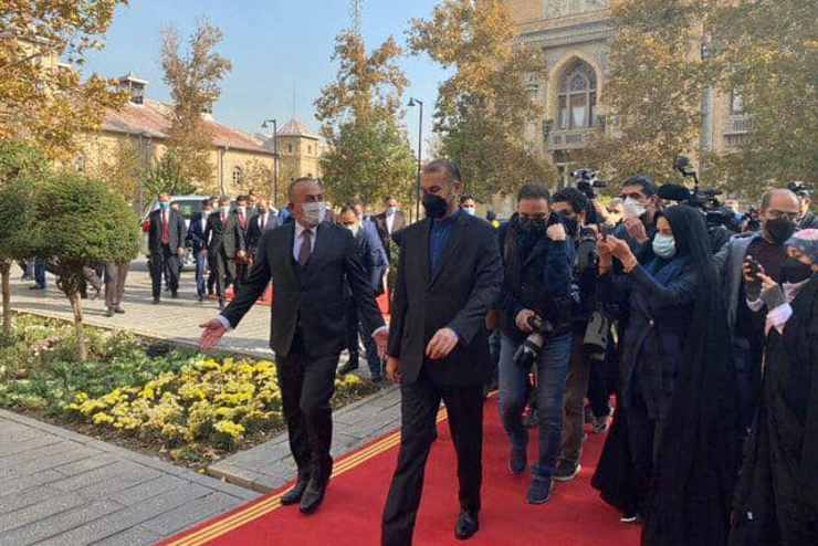 امیرعبداللهیان وزیر امور خارجه در نشست خبری با چاووش اوغلو گفت: در این نشست در خصوص مسائل متنوع منطقه‌ای و بین‌المللی گفتگوهای مفید و خوبی با وزیر امور خارجه ترکیه داشتیم. هر دو دولت در تهران و آنکارا دولت های عملگرایی هستیم و بایستی هرگونه موانع احتمالی که در مسیر مناسبات دو کشور وجود دارد را برطرف کنیم.