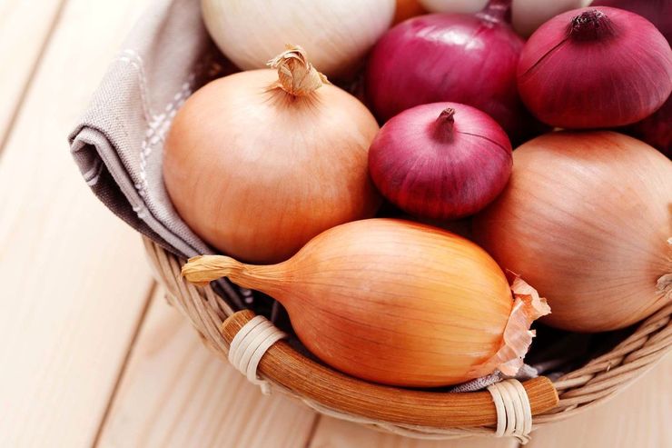 یکی از پر مصرف‌ترین مواد غذایی در سراسر دنیا به ویژه در ایران پیاز است، این سبزی را بیشتر در غذا‌ها به عنوان چاشنی استفاده می‌کنند. خوردن پیاز فواید باورنکردنی بسیاری دارد که در طب سنتی نیز خوردن آن توصیه شده است.