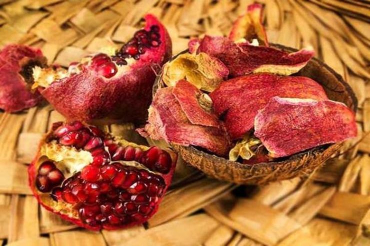 جوشانده پوست انار خواص بسیاری دارد از جمله پیشگیری از ریزش مو، تقویت استخوان، پیشگیری از بیماری‌های قلبی، کمک به سیستم گوارش و ... همچنین آب انار، فولیکول‌های مو را تقویت می‌کند و مانع از ریزش مو می‌شود.