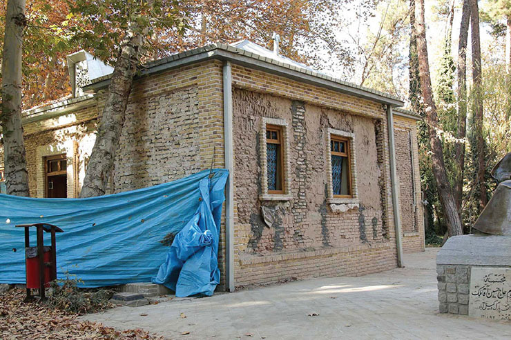درباره ۲ بنای صدساله در باغ وکیل‌آباد که محل زندگی «حاج‌حسین آقا ملک» در اواخر عمرش بوده است.