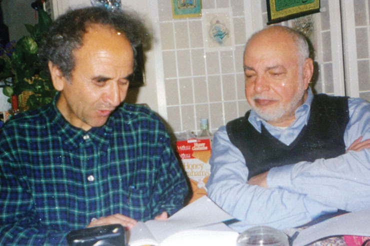 استاد دانشمند دکتر احمد مهدوی دامغانی از معدود دانشمندانی است که هم از سلاله علم است، هم تحصیلات سنتی و دانشگاهی را گذرانده، و نیز شاگردانی پرورده است که از نظر اخلاقی و علمی راه و روش استاد بزرگوارشان را ادامه می‌دهند.