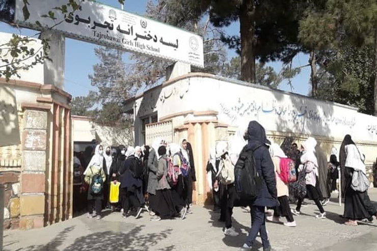محمدخالد حنفی، سرپرست وزارت امر به معروف و نهی از منکر گروه طالبان می‌گوید که دختران با رعایت حجاب اسلامی درس بخوانند.