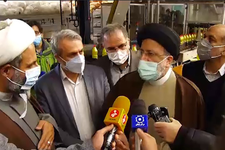 رئیس جمهور گفت: واگذاری کارخانه مشروط به بکارگیری کارگران و تولید است؛ کارخانه روغن نباتی جهان باید با همه ظرفیت کار کند؛ اینکه فقط در روز بازدید ما خط تولید را ظاهرسازی کنند، نمی توانند ما را گول بزنند.
