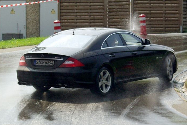 یکی از ویژگی های خودروها هنگام پیچیدن با سرعت های نسبتاً متوسط و بالا، بیش فرمانی (Oversteer) و کم فرمانی (Understeer) است.