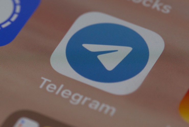 در جدیدترین آپدیت تلگرام برای اندروید و iOS (آبان‌ماه ۱۴۰۰) کاربران با ابزار جدید تحت عنوان «Sponsored Messages» می‌توانند کانال‌ها و ربات‌های خود در تلگرام را تبلیغ کنند، این امکان در حال حاضر به صورت آزمایشی و محدود در دسترس برخی کاربران قرار گرفته است.