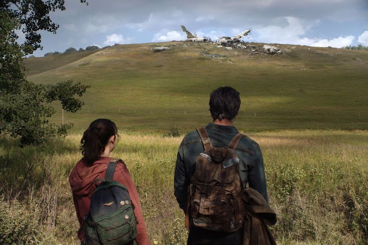 بعد از انتشار چند عکس از سریال The Last of Us به تازگی ویدیوی کوتاهی از پشت صحنه‌ این سریال منتشر شده که جول، الی و تامی را در یکی از مکان‌های مهم بازی‌های این مجموعه نشان می‌دهد.