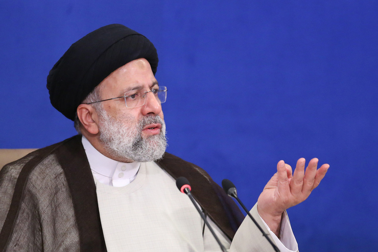 رئیس جمهور با قدردانی از همراهی و همکاری مردم با متولیان مقابله با کرونا اظهار داشت: اقدامات بزرگ و ارزشمندی در راستای واکسیناسیون عمومی و صیانت از جان و سلامت مردم، انجام شده، اما همچنان رعایت شیوه‌نامه‌های بهداشتی ضروری است و باید از هرگونه عادی انگاری و سستی در رعایت شیوه نامه های بهداشتی پرهیز کرد.