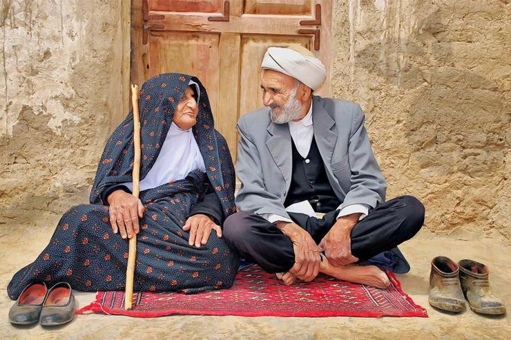 اصل و بنای زندگی مشترک را بر پایه حسن خلق و مهرورزی با یکدیگر بگذاریم؛ حتی اگر عشقی در میان نباشد.