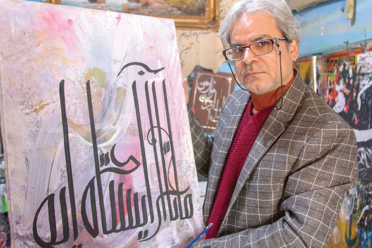 محمد شریعتی متولد ۱۳۴۸ و اصالتش سبزواری است، اما نزدیک به ۴ دهه پیش به مشهد آمده است. او ۴۰ سال است که در محله فاطمیه به کار تابلوسازی و هنر خوش‌نویسی مشغول است.