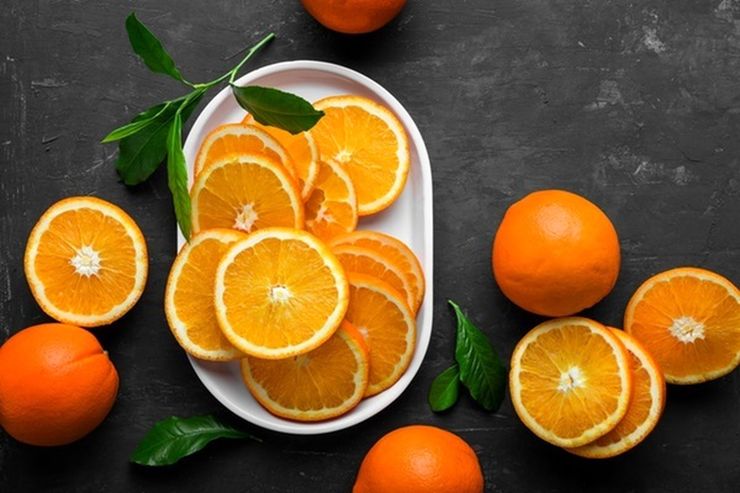 پرتقال سرشار از ویتامین‌ها، مواد معدنی، بتاکاروتن، پتاسیم، منیزیم و فیبر است. خاصیت قلیایی و سم‌زدایی آن بدن شما را سالم نگه می‌دارد. همچنین پرتقال سرشار از ویتامین C است که یک آنتی‌اکسیدان قوی به شمار می‌آید.