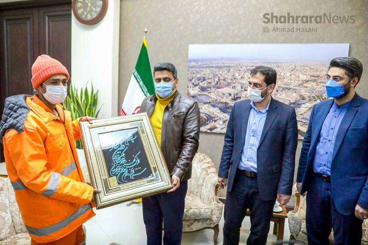 سیدعبدا... ارجائی، شهردار مشهد از رضا نیک‌فرجام، پاکبان مشهدی که بامداد جمعه و هنگام انجام وظیفه به‌علت سرمای شدید هوا بیهوش و به بیمارستان منتقل شده بود، قدردانی کرد.