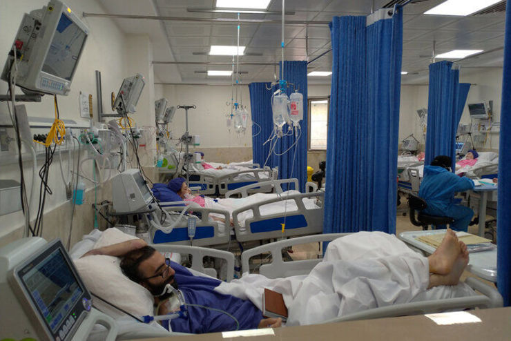 دبیر کارگروه اطلاع‌رسانی کووید ۱۹ دانشگاه علوم پزشکی مشهد گفت: در حال حاضر روزانه ۲۰۰ بیمار مبتلا به کرونا در بیمارستان‌های خراسان رضوی بستری شده و تحت درمان قرار می‌گیرند.