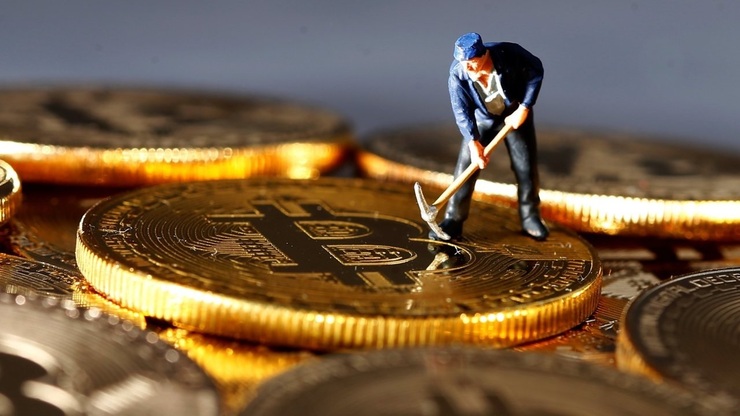 تعرفه برق اصلی ترین مانع برای استخراج بیت کوین بوده و هست. برای همین استخراج بیت کوین در کشورهایی مثل ایران با تعرفه برق ارزان رونق پیدا کرد. اما در تازه ترین اتفاق برخی آمارها از رشد عجیب استخراج بیت کوین در آمریکا حکایت دارد. آمارها نشان می‌دهد که به تازگی ایالات متحده در استخراج بیتکوین حتی از چین پیشی گرفته است.