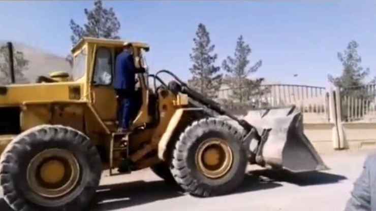 ابوالفضل ابوترابی نماینده نجف آباد با سوار شدن بر لودر، دستور تخریب دیوار دانشگاه آزاد این شهر را صادر کرد.